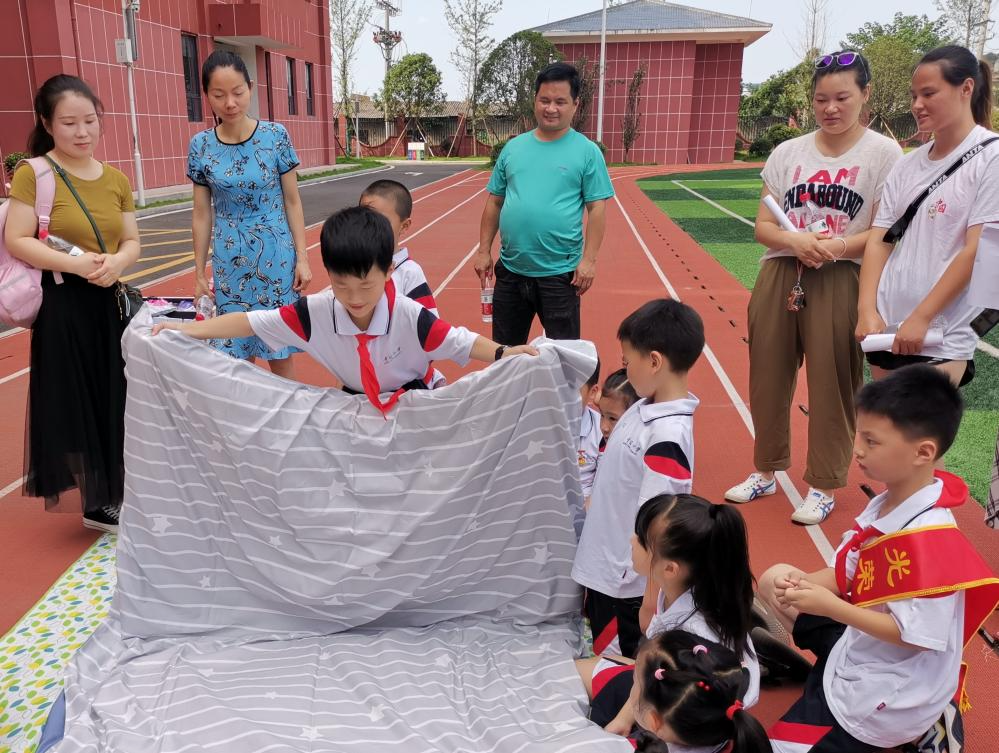 天心区青园柒祥小学举办“慧阅读 悦劳动”休学典礼